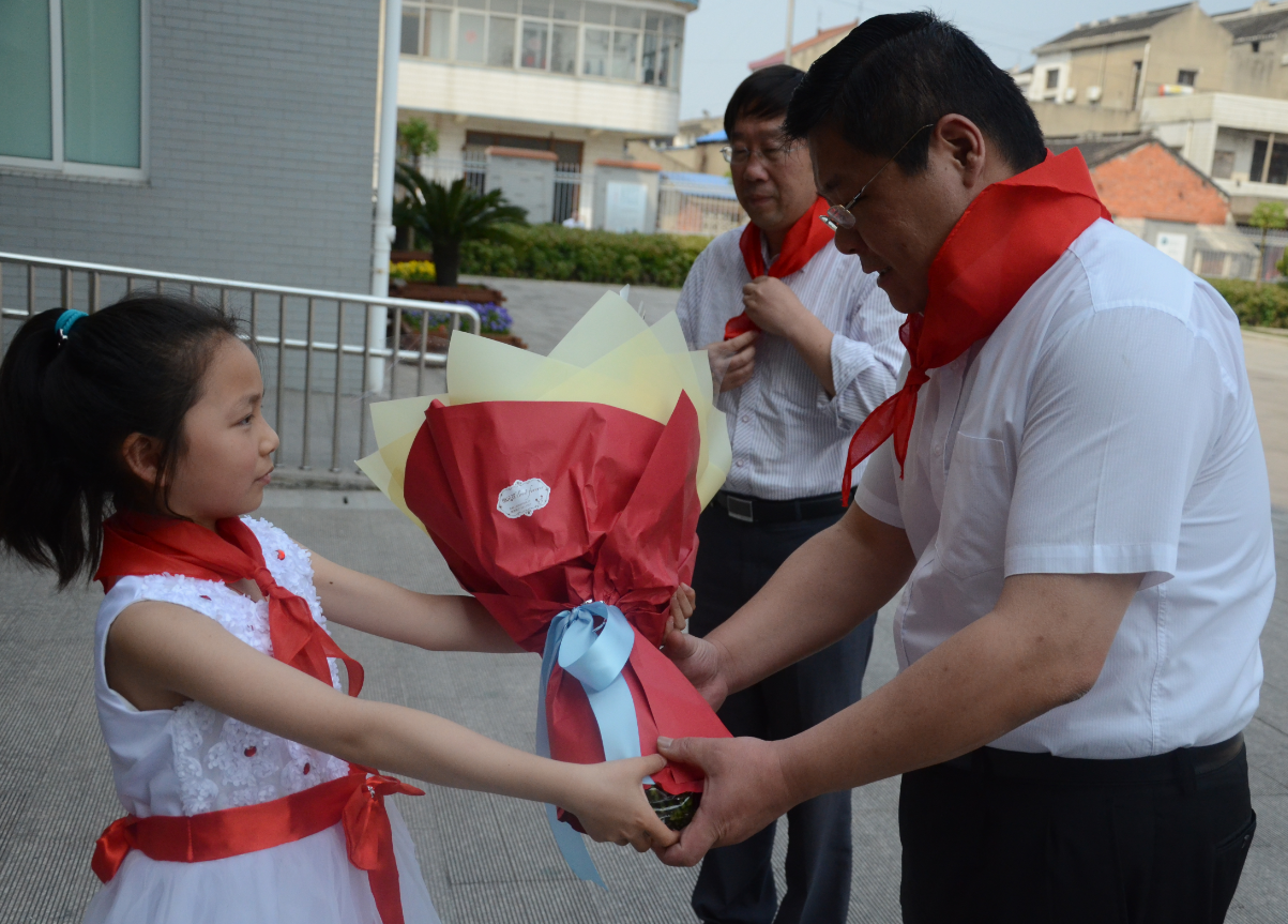 “中南護春蕾，夏日暖人心”中南集團泰興分公司總經(jīng)理秦嶺一行走進蔣華小學(xué)
